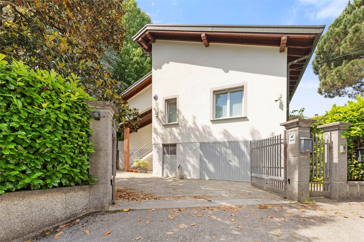 VILLA CON PISCINA - LURAGO D'ERBA