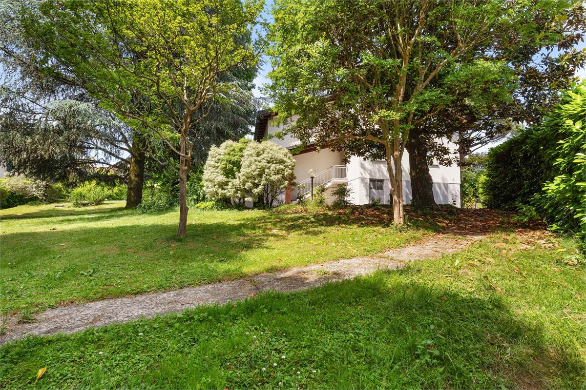 VILLA CON PISCINA - LURAGO D'ERBA