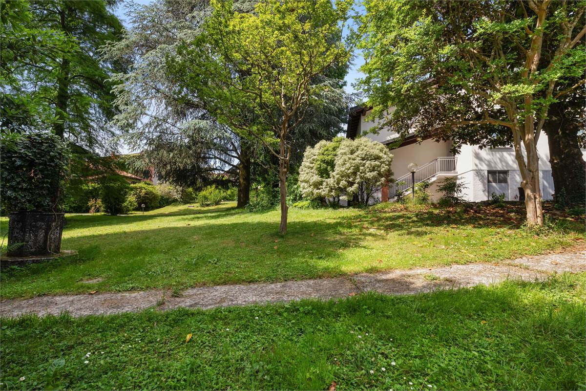 VILLA CON PISCINA - LURAGO D'ERBA