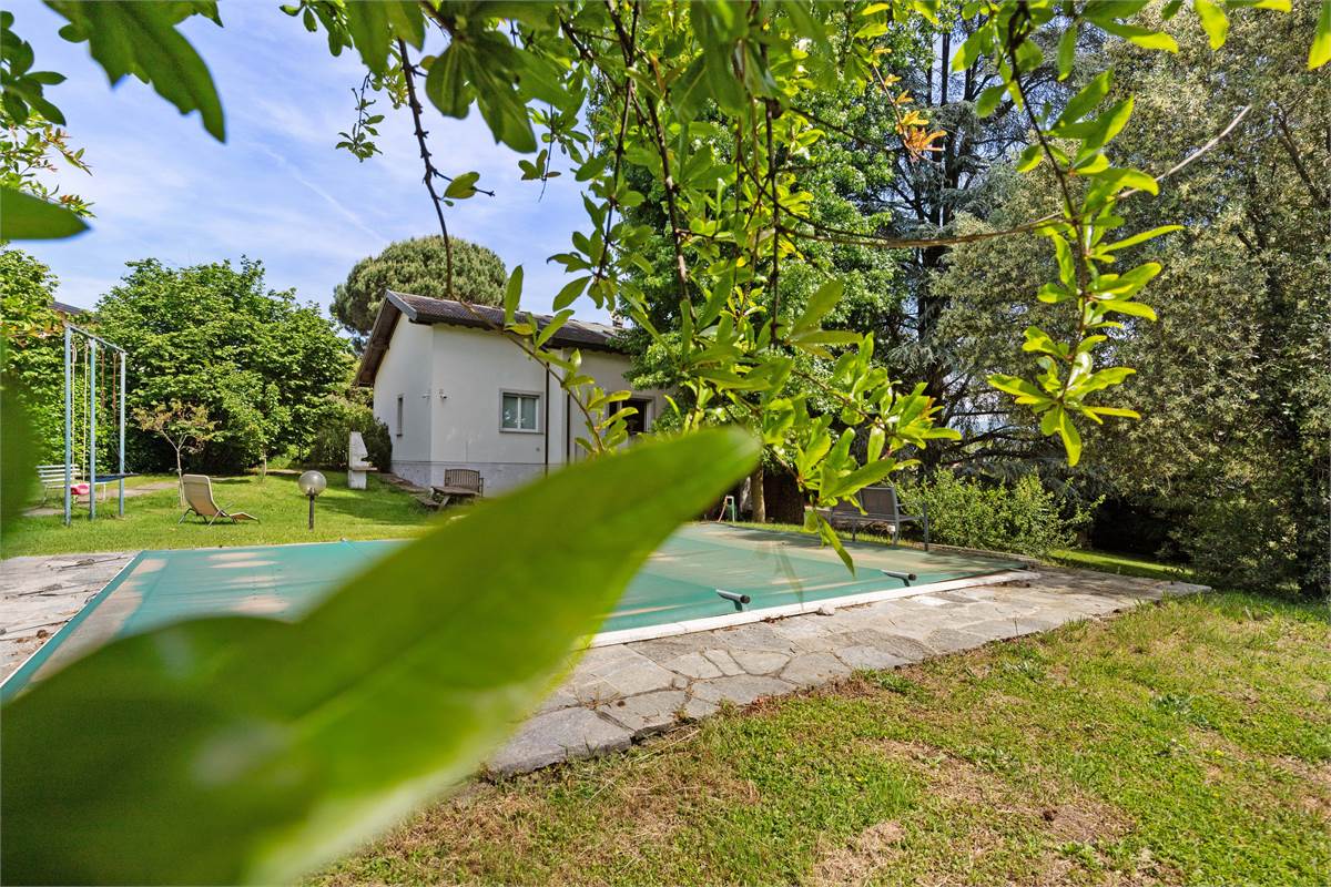 VILLA CON PISCINA - LURAGO D'ERBA