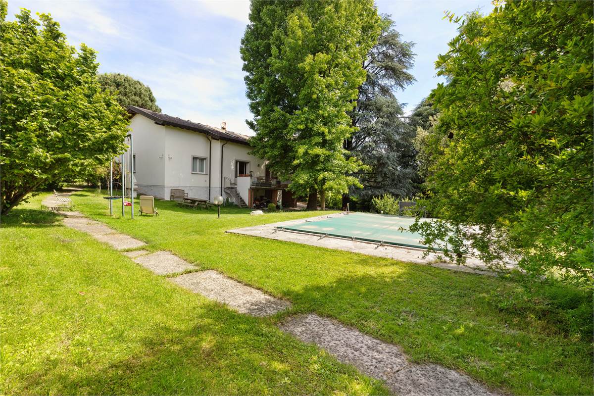 VILLA CON PISCINA - LURAGO D'ERBA