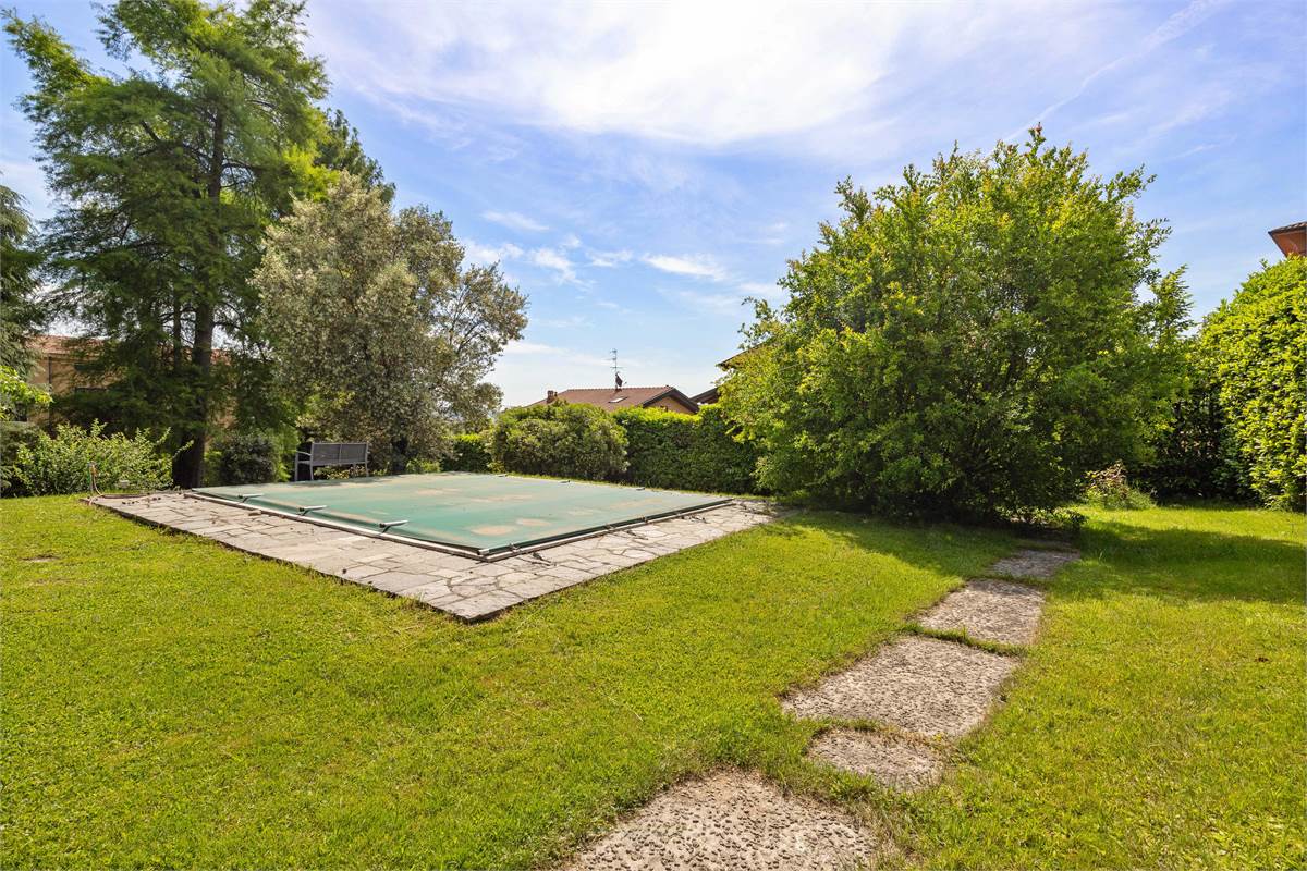 VILLA CON PISCINA - LURAGO D'ERBA
