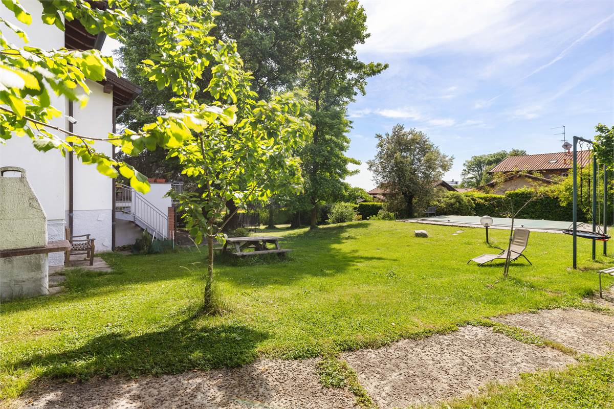 VILLA CON PISCINA - LURAGO D'ERBA