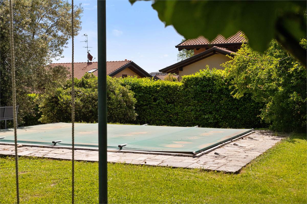 VILLA CON PISCINA - LURAGO D'ERBA