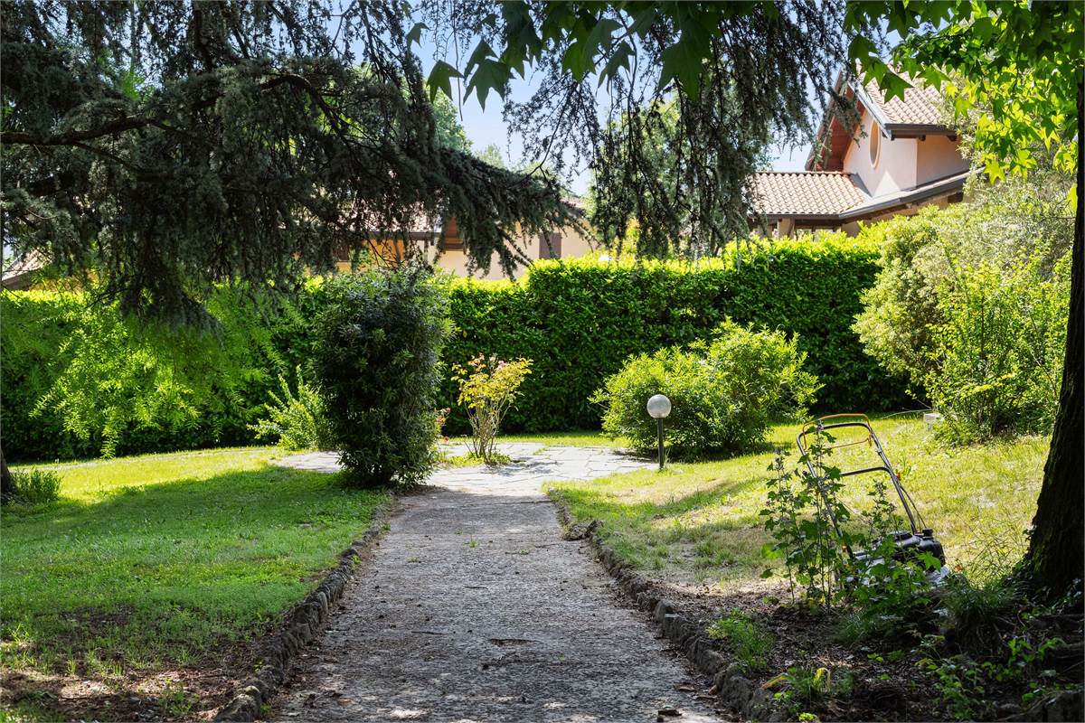 VILLA CON PISCINA - LURAGO D'ERBA