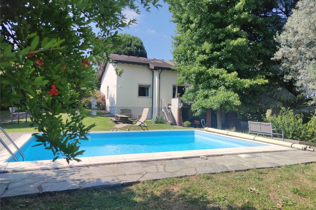 VILLA CON PISCINA - LURAGO D'ERBA