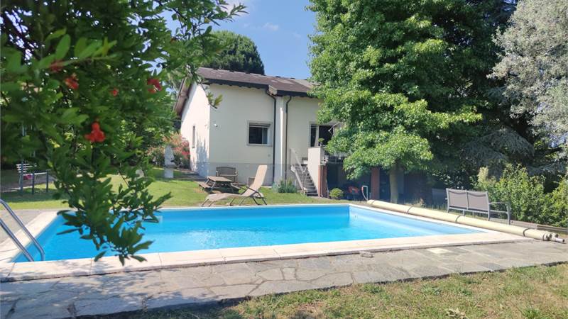 VILLA CON PISCINA - LURAGO D'ERBA