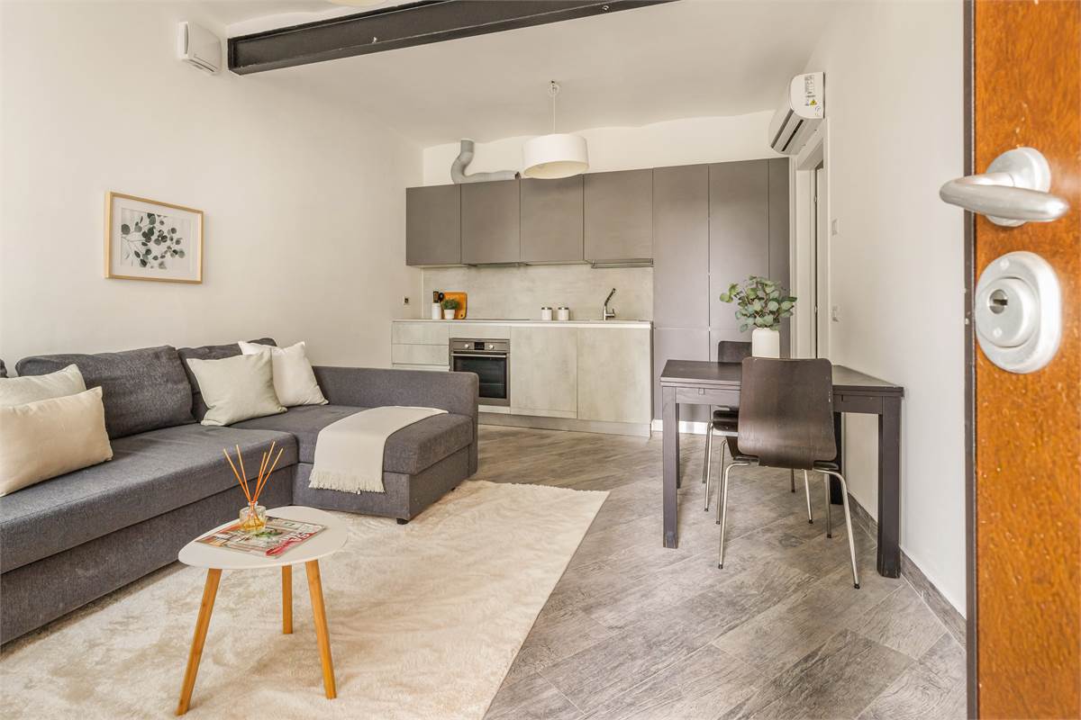 BILOCALE RISTRUTTURATO A NUOVO CON AREA ESTERNA E POSTO AUTO COPERTO 