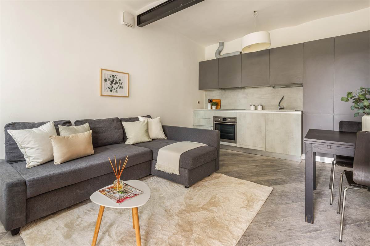 BILOCALE RISTRUTTURATO A NUOVO CON AREA ESTERNA E POSTO AUTO COPERTO 