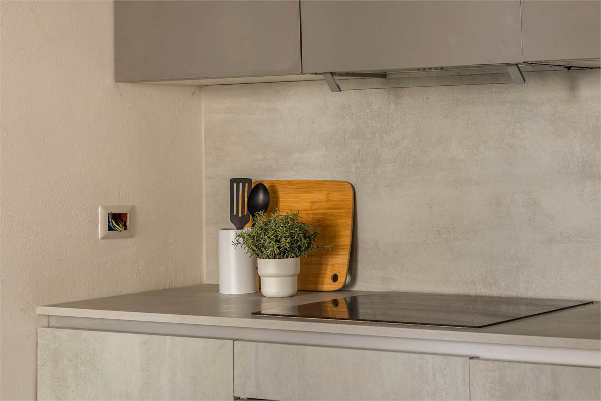 BILOCALE RISTRUTTURATO A NUOVO CON AREA ESTERNA E POSTO AUTO COPERTO 