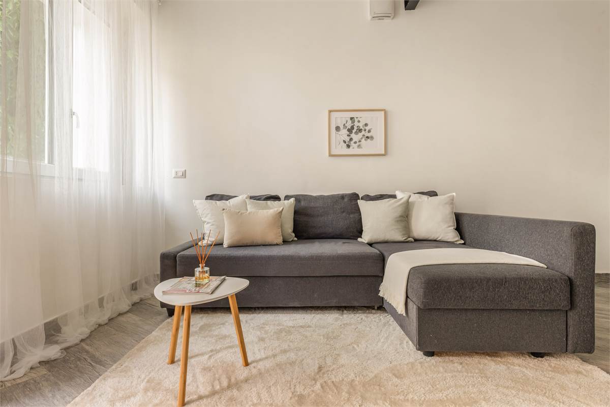 BILOCALE RISTRUTTURATO A NUOVO CON AREA ESTERNA E POSTO AUTO COPERTO 