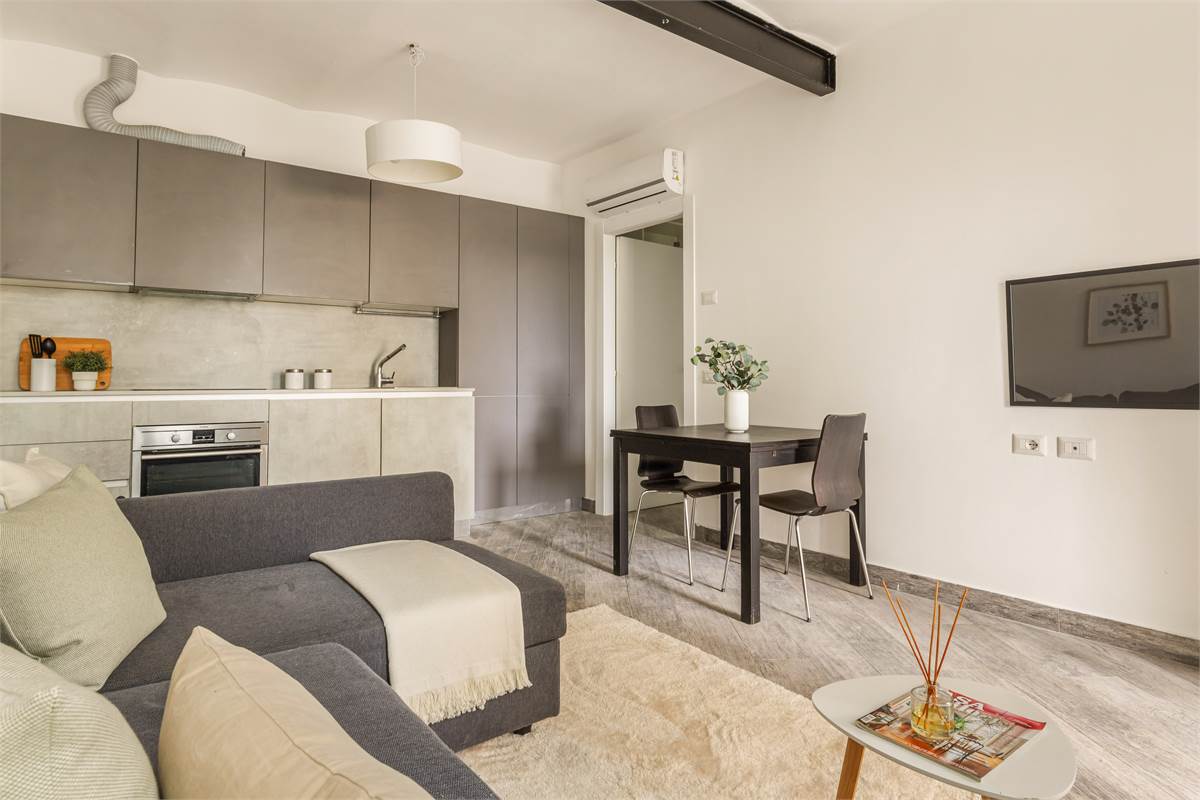 BILOCALE RISTRUTTURATO A NUOVO CON AREA ESTERNA E POSTO AUTO COPERTO 