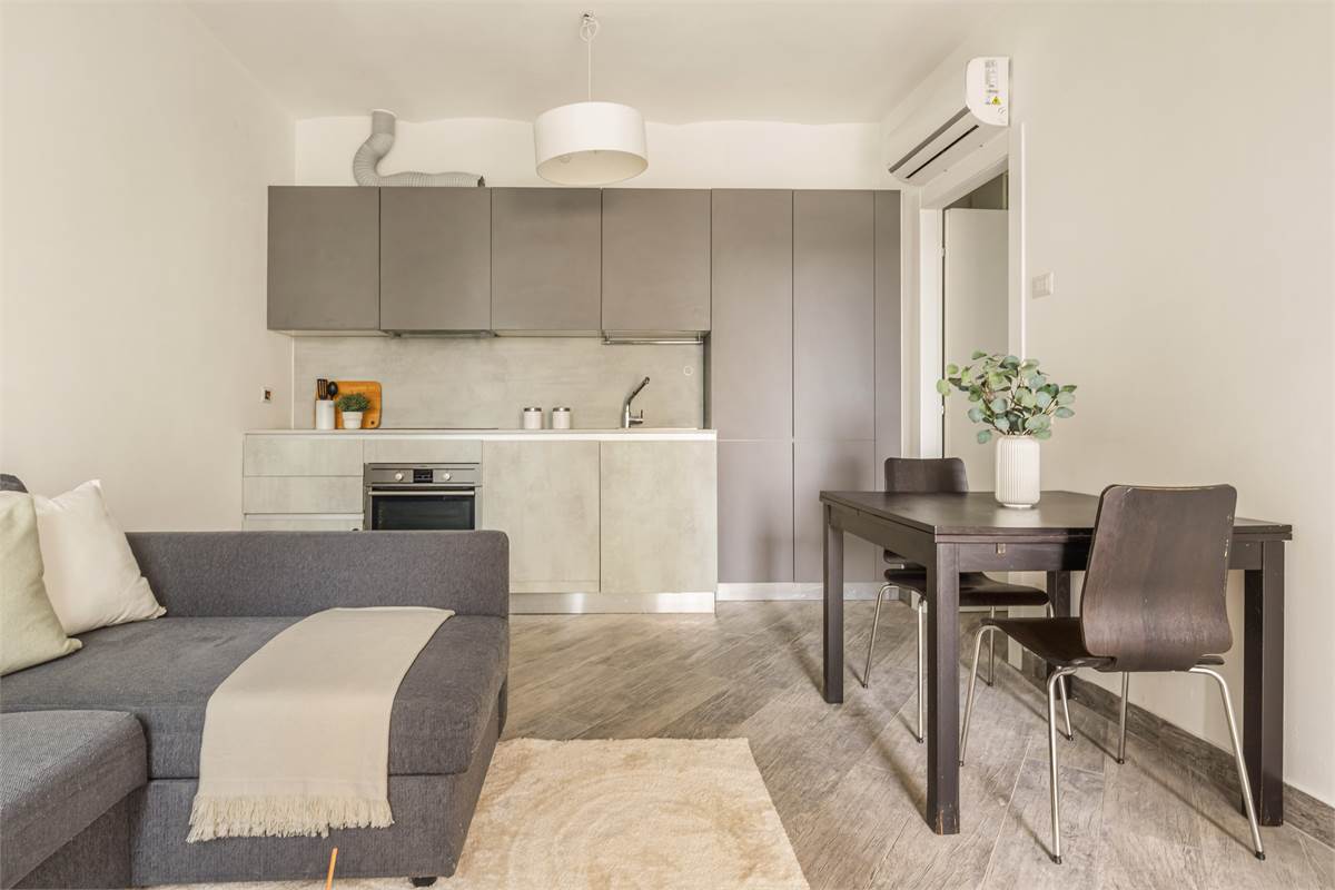 BILOCALE RISTRUTTURATO A NUOVO CON AREA ESTERNA E POSTO AUTO COPERTO 