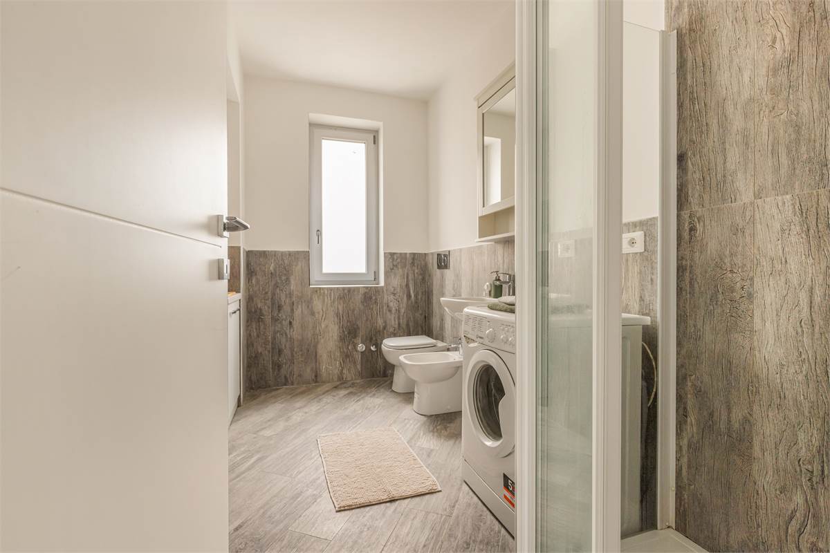 BILOCALE RISTRUTTURATO A NUOVO CON AREA ESTERNA E POSTO AUTO COPERTO 