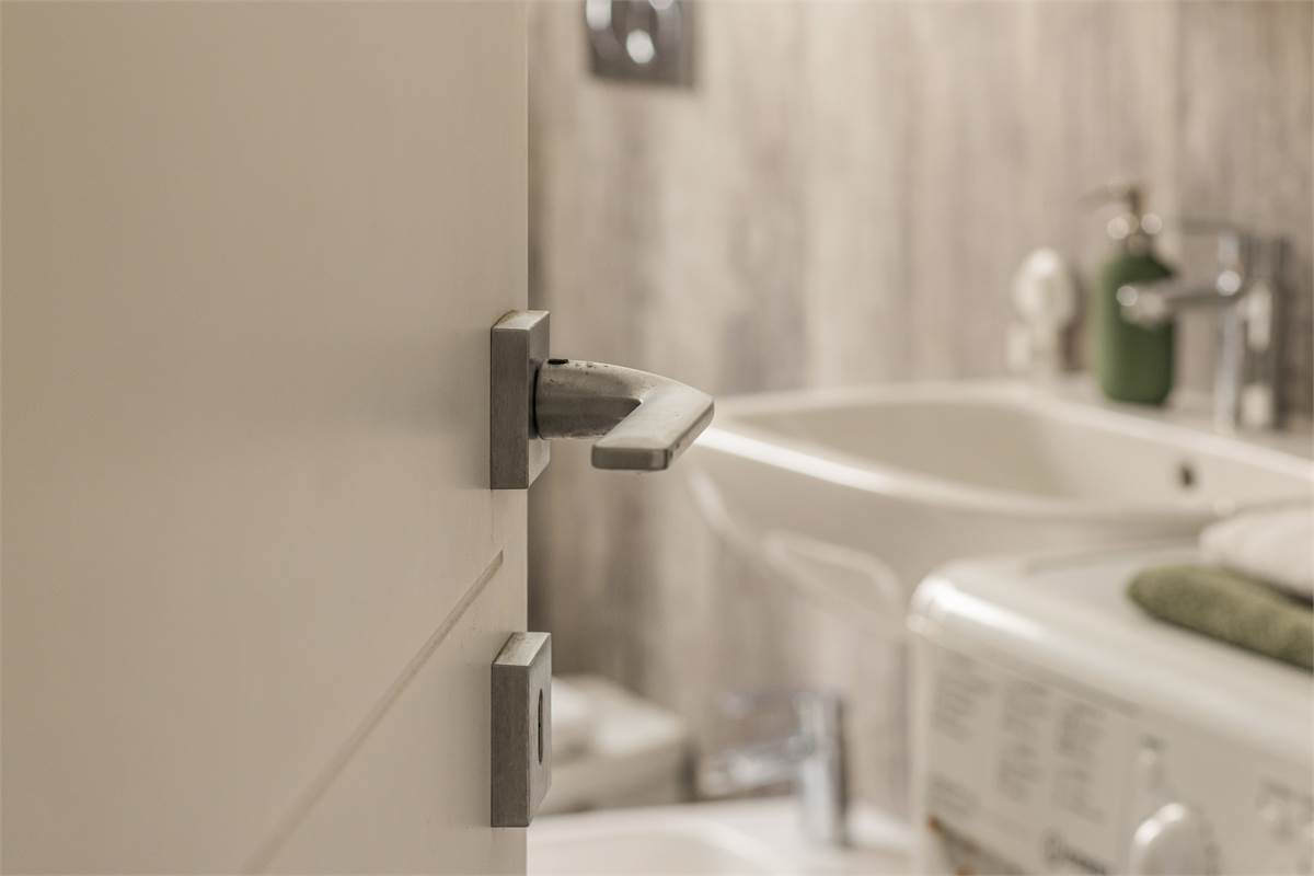 BILOCALE RISTRUTTURATO A NUOVO CON AREA ESTERNA E POSTO AUTO COPERTO 