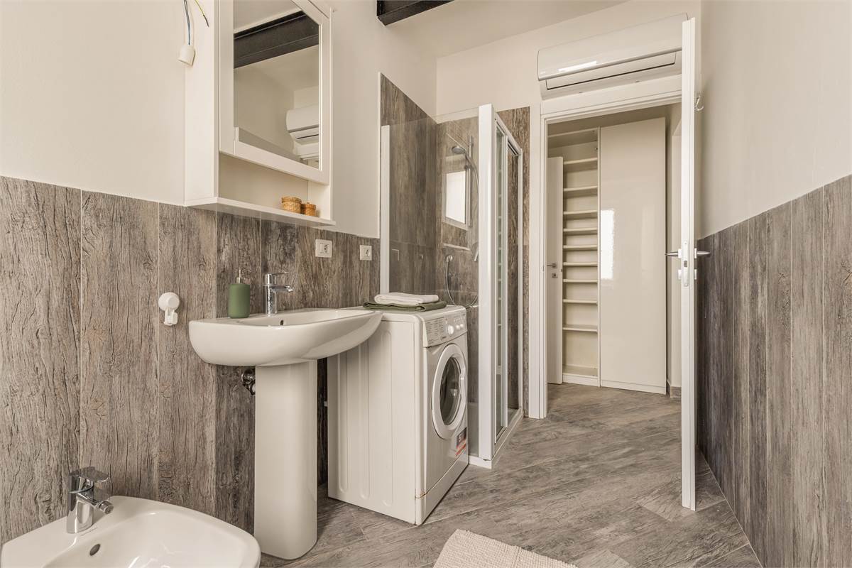 BILOCALE RISTRUTTURATO A NUOVO CON AREA ESTERNA E POSTO AUTO COPERTO 