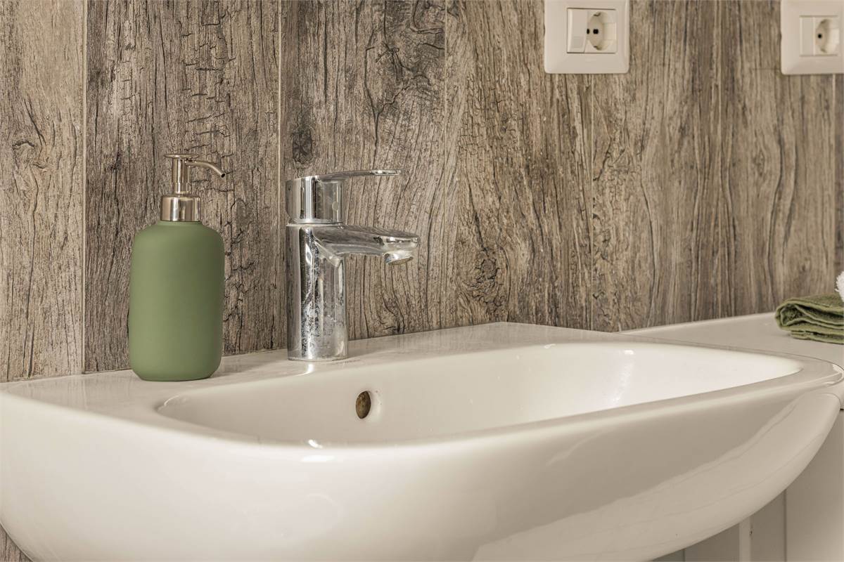 BILOCALE RISTRUTTURATO A NUOVO CON AREA ESTERNA E POSTO AUTO COPERTO 