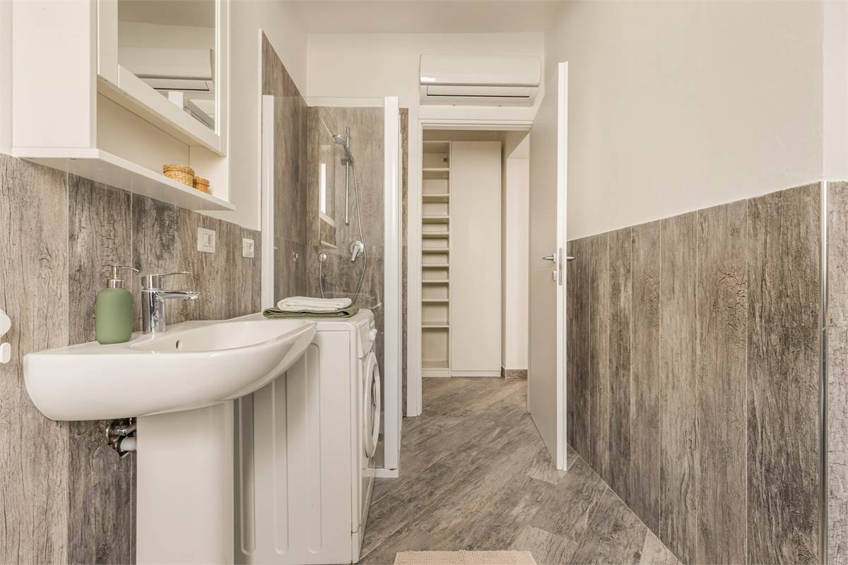 BILOCALE RISTRUTTURATO A NUOVO CON AREA ESTERNA E POSTO AUTO COPERTO 