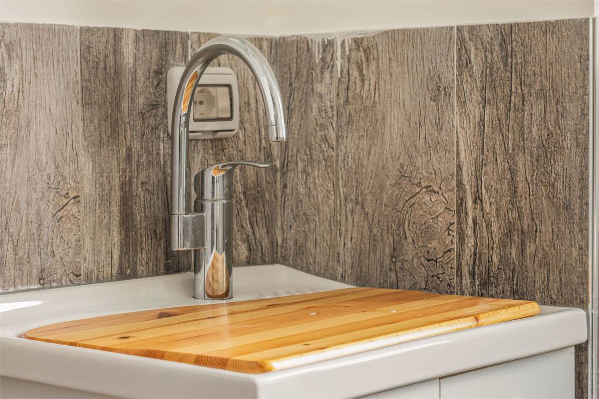 BILOCALE RISTRUTTURATO A NUOVO CON AREA ESTERNA E POSTO AUTO COPERTO 