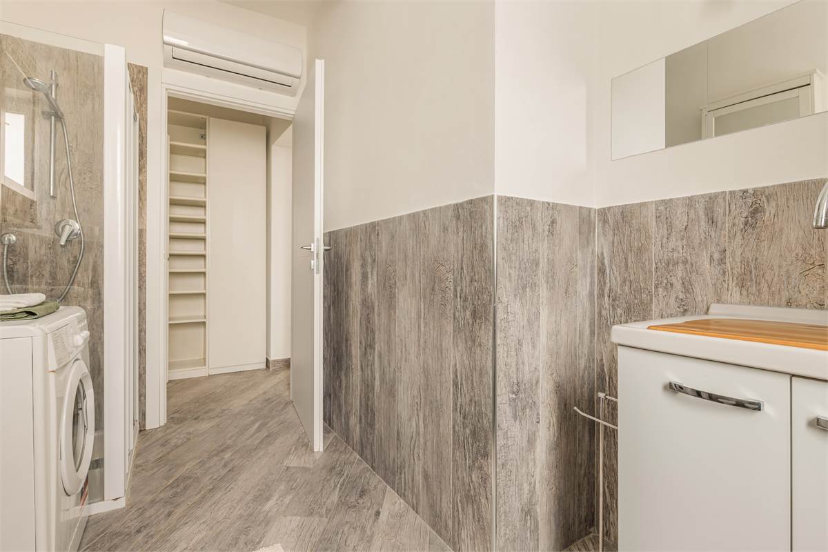 BILOCALE RISTRUTTURATO A NUOVO CON AREA ESTERNA E POSTO AUTO COPERTO 