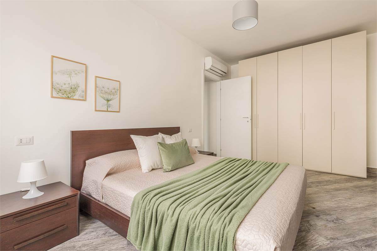 BILOCALE RISTRUTTURATO A NUOVO CON AREA ESTERNA E POSTO AUTO COPERTO 