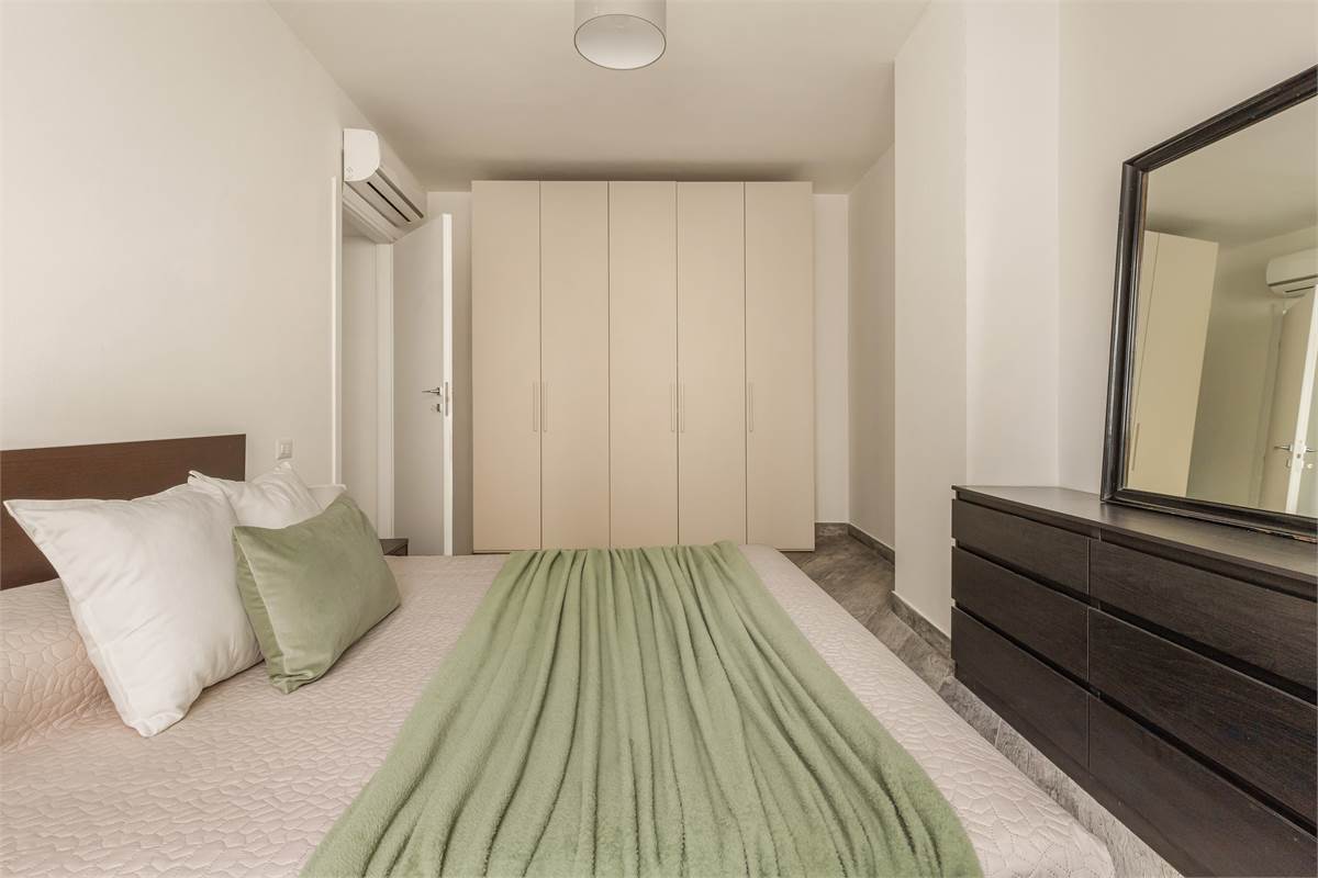 BILOCALE RISTRUTTURATO A NUOVO CON AREA ESTERNA E POSTO AUTO COPERTO 