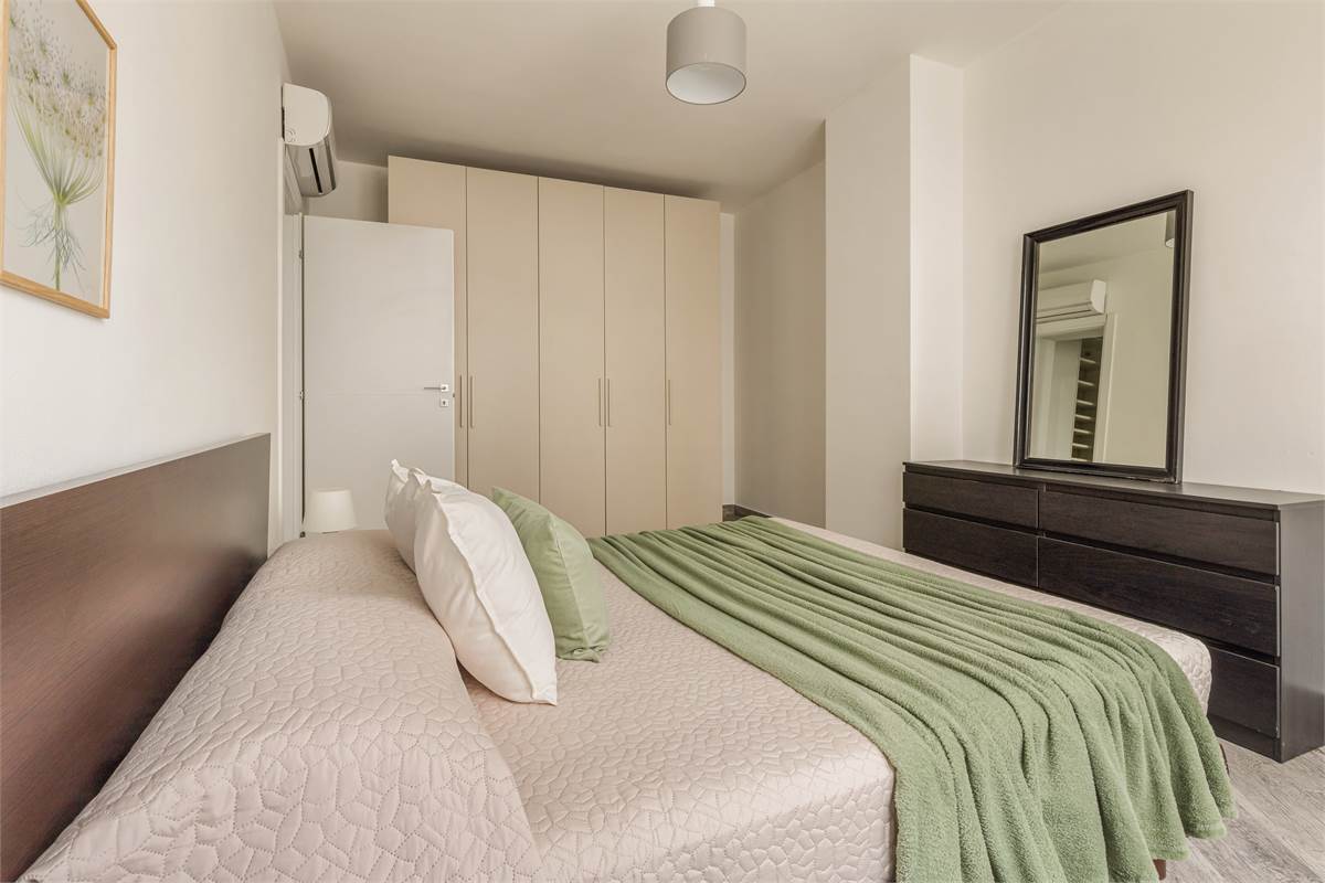 BILOCALE RISTRUTTURATO A NUOVO CON AREA ESTERNA E POSTO AUTO COPERTO 