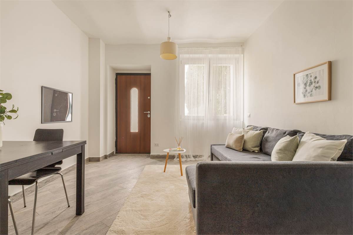 BILOCALE RISTRUTTURATO A NUOVO CON AREA ESTERNA E POSTO AUTO COPERTO 