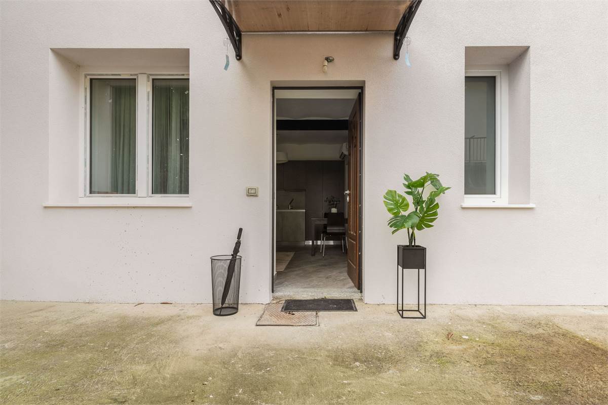 BILOCALE RISTRUTTURATO A NUOVO CON AREA ESTERNA E POSTO AUTO COPERTO 