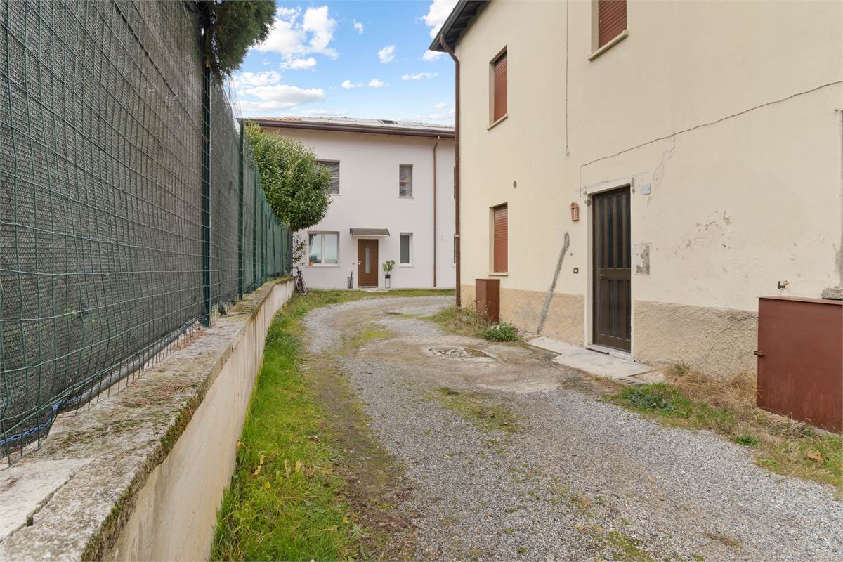 BILOCALE RISTRUTTURATO A NUOVO CON AREA ESTERNA E POSTO AUTO COPERTO 