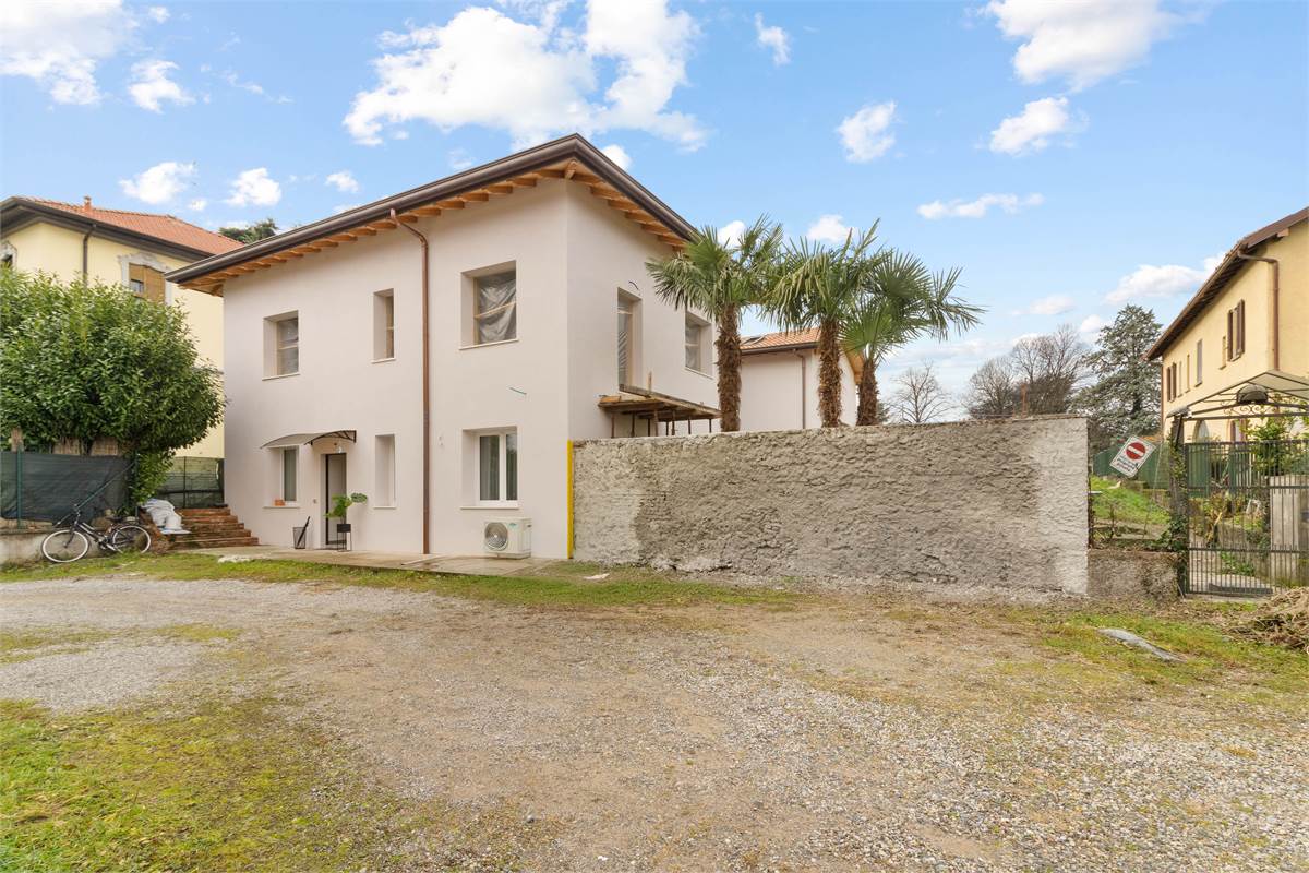 BILOCALE RISTRUTTURATO A NUOVO CON AREA ESTERNA E POSTO AUTO COPERTO 