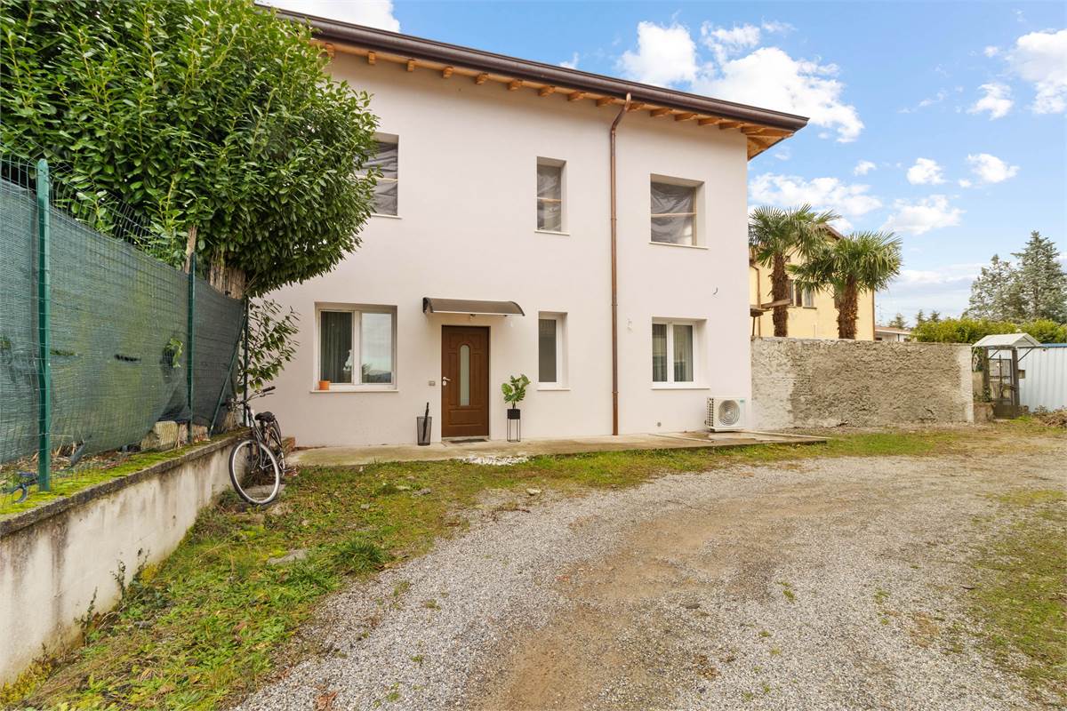 BILOCALE RISTRUTTURATO A NUOVO CON AREA ESTERNA E POSTO AUTO COPERTO 