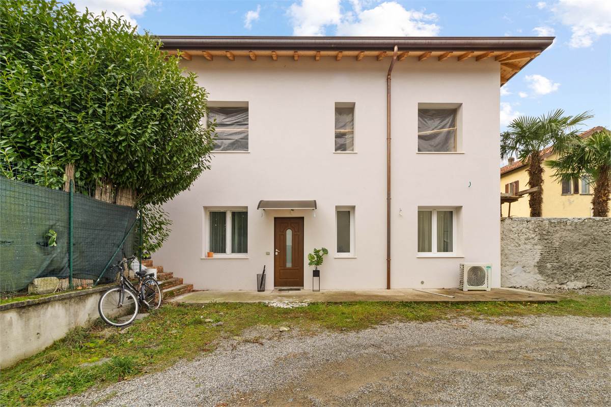 BILOCALE RISTRUTTURATO A NUOVO CON AREA ESTERNA E POSTO AUTO COPERTO 