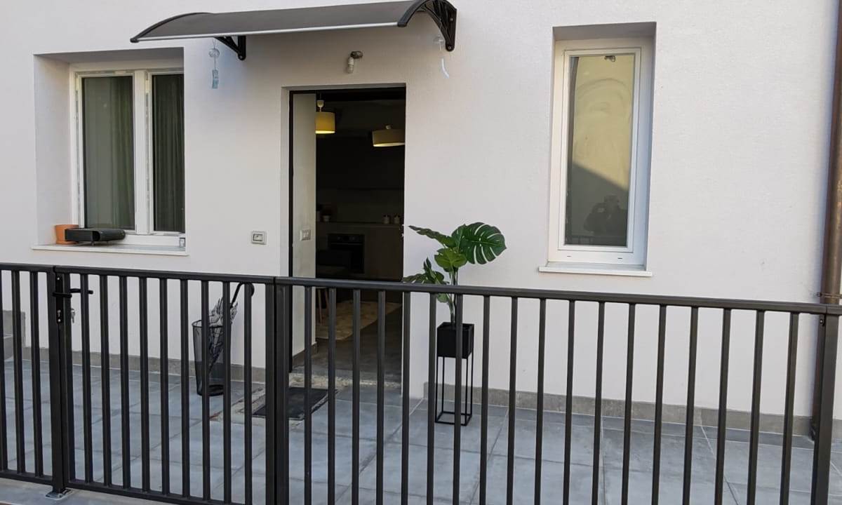 BILOCALE RISTRUTTURATO A NUOVO CON AREA ESTERNA E POSTO AUTO