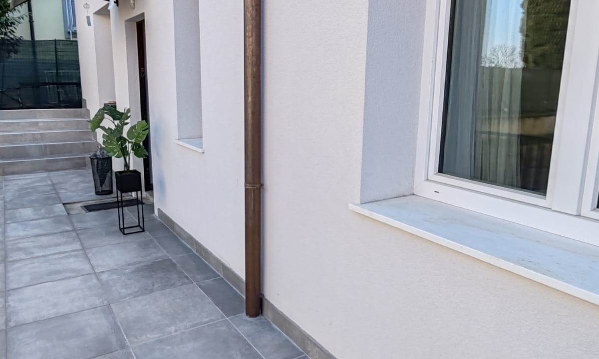 BILOCALE RISTRUTTURATO A NUOVO CON AREA ESTERNA E POSTO AUTO