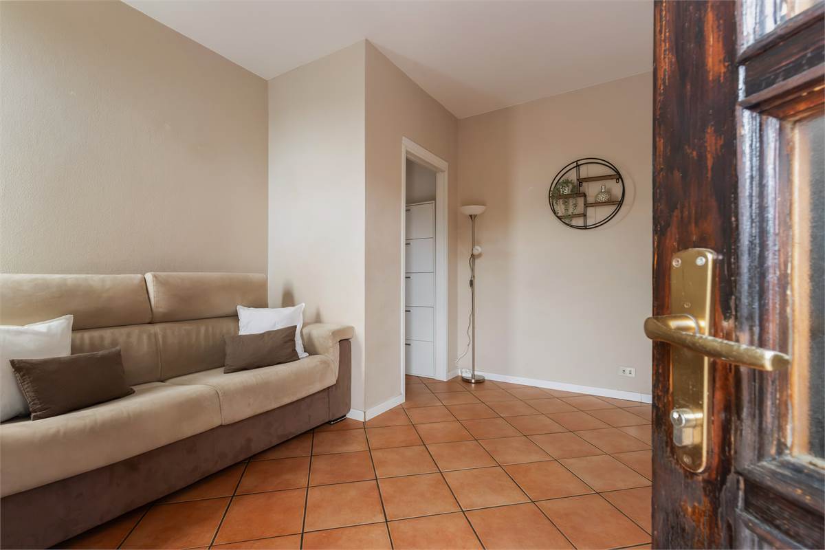 PORZIONE DI CASA CON GIARDINO