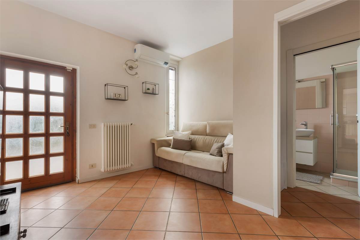 PORZIONE DI CASA CON GIARDINO