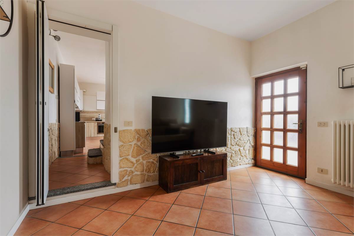 PORZIONE DI CASA CON GIARDINO