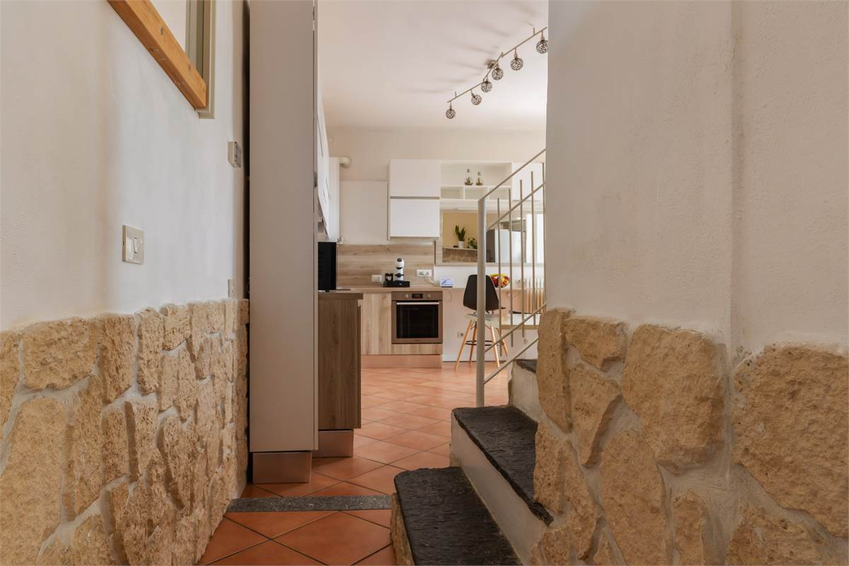 PORZIONE DI CASA CON GIARDINO