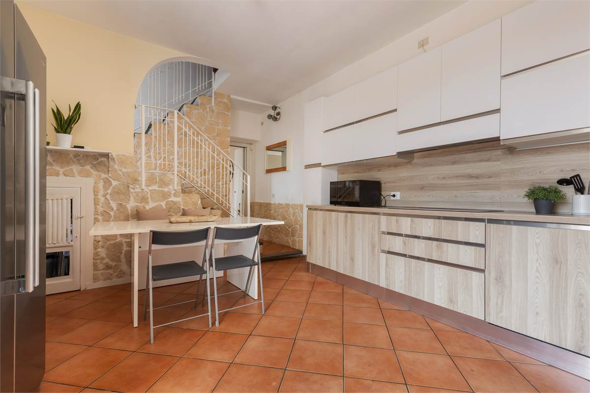 PORZIONE DI CASA CON GIARDINO