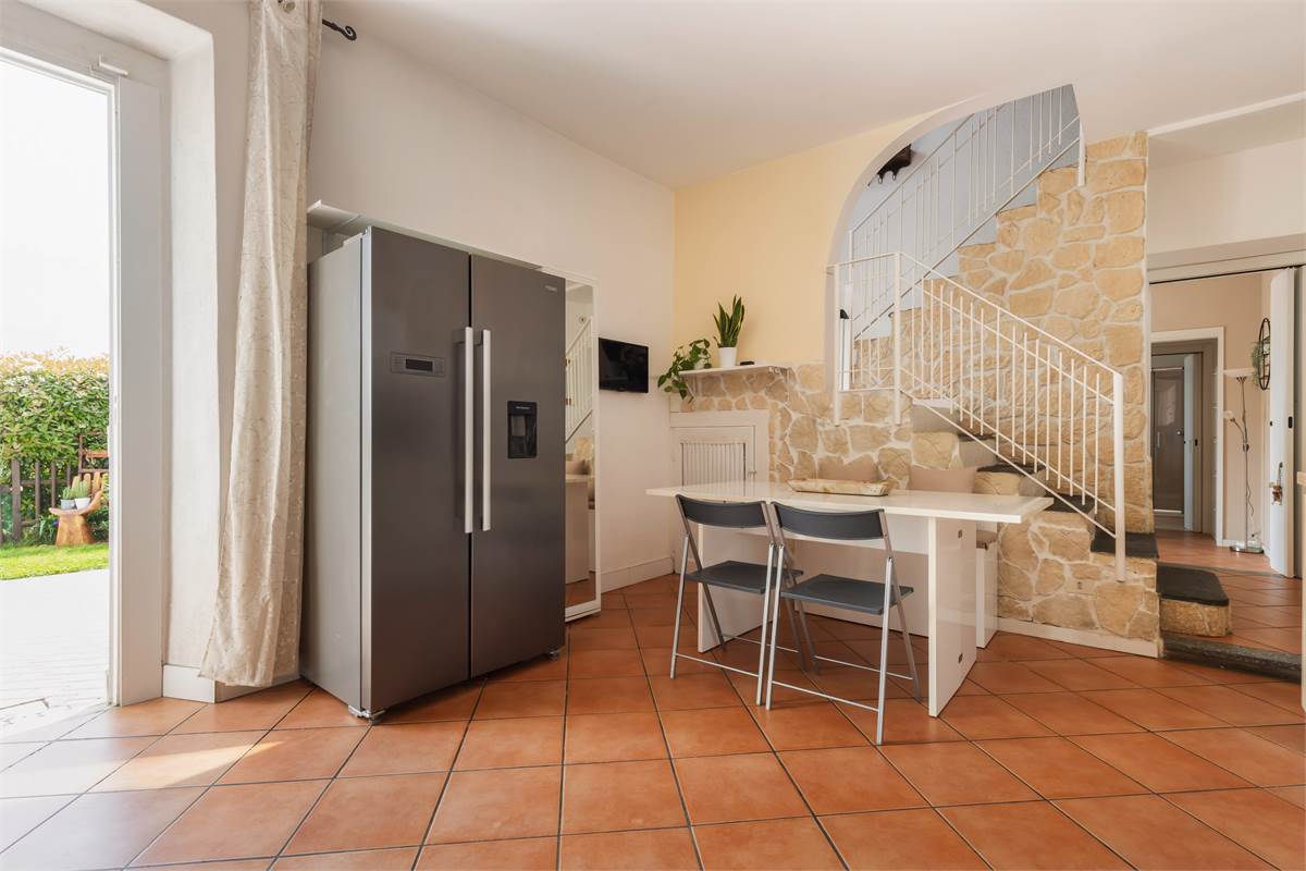 PORZIONE DI CASA CON GIARDINO