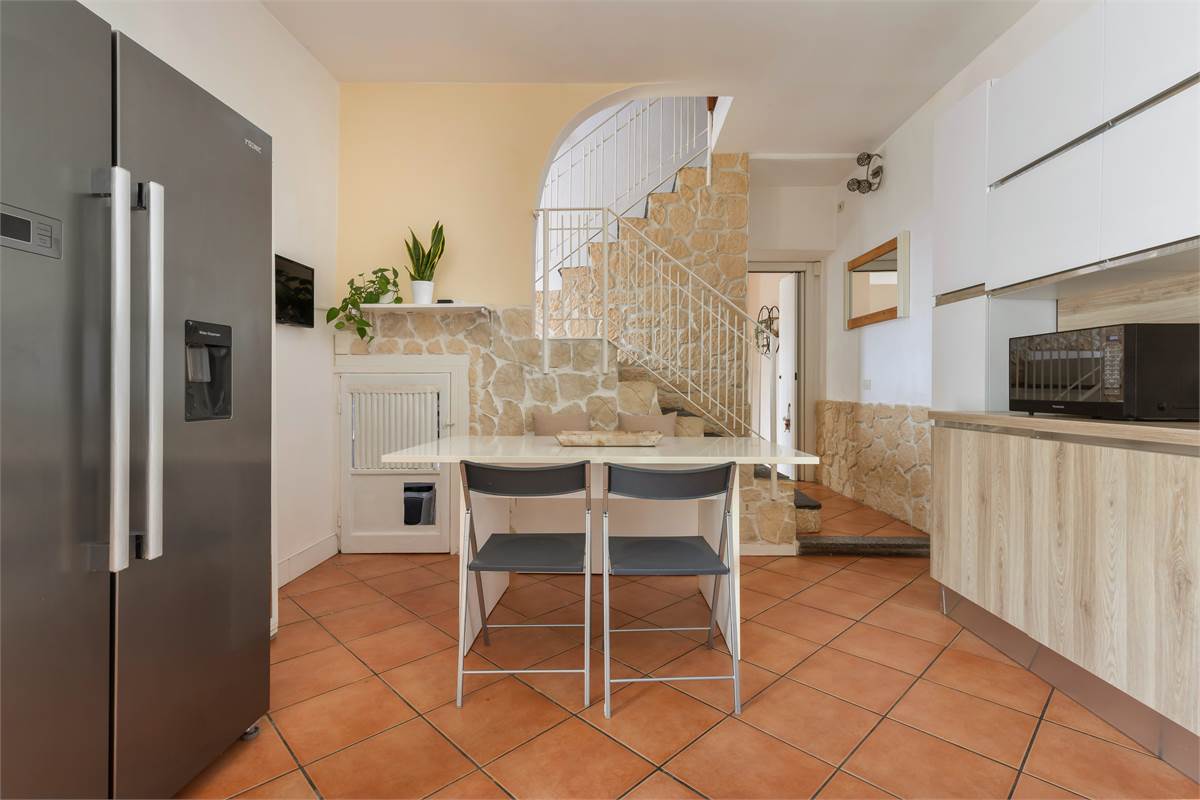 PORZIONE DI CASA CON GIARDINO