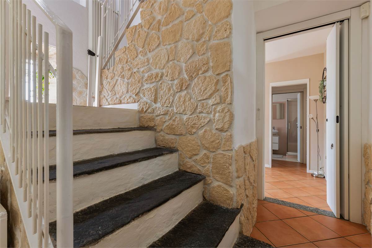 PORZIONE DI CASA CON GIARDINO