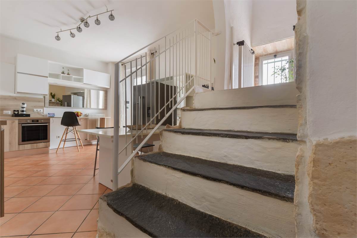 PORZIONE DI CASA CON GIARDINO