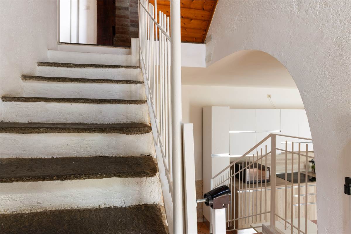 PORZIONE DI CASA CON GIARDINO