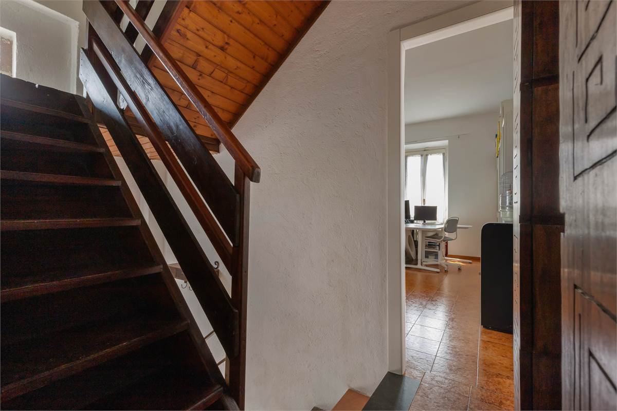 PORZIONE DI CASA CON GIARDINO