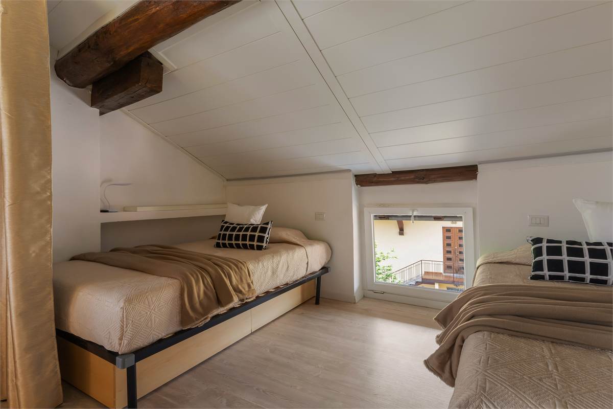 PORZIONE DI CASA CON GIARDINO