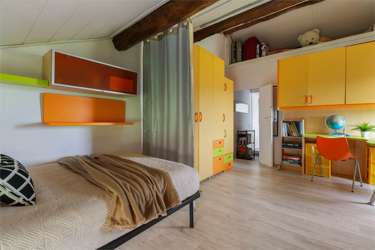 PORZIONE DI CASA CON GIARDINO