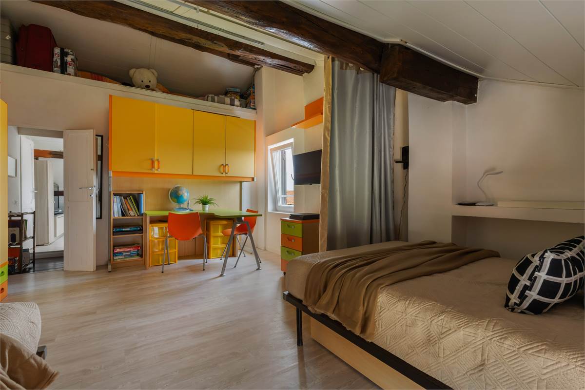 PORZIONE DI CASA CON GIARDINO