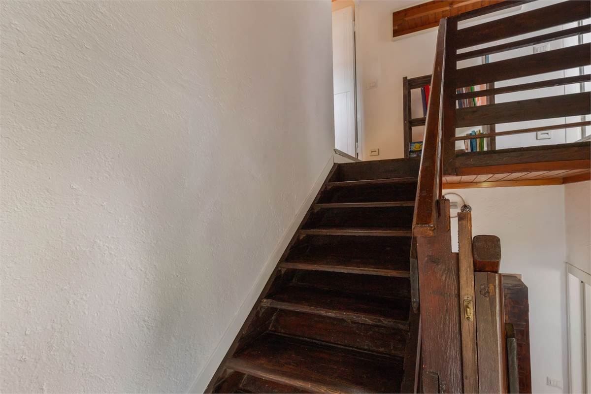 PORZIONE DI CASA CON GIARDINO